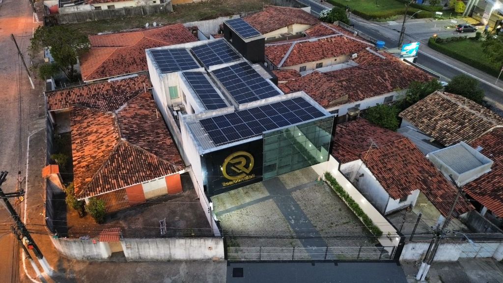 EcoSolar — Instalação comercial em telhado plano, drone