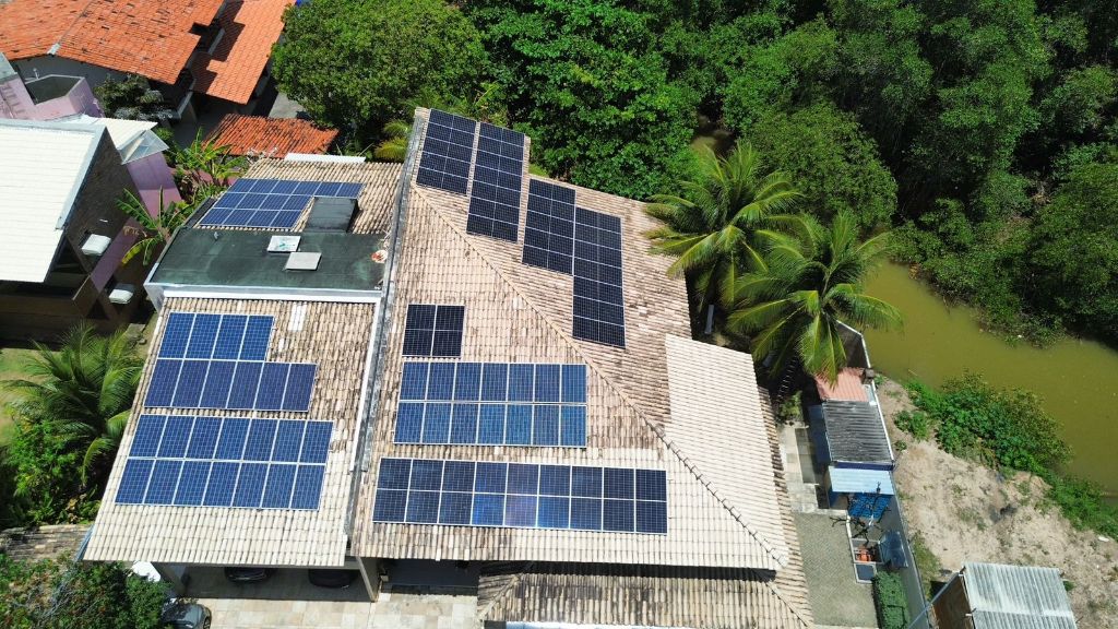 EcoSolar — Projeto residencial em telhado colonial, vista aérea