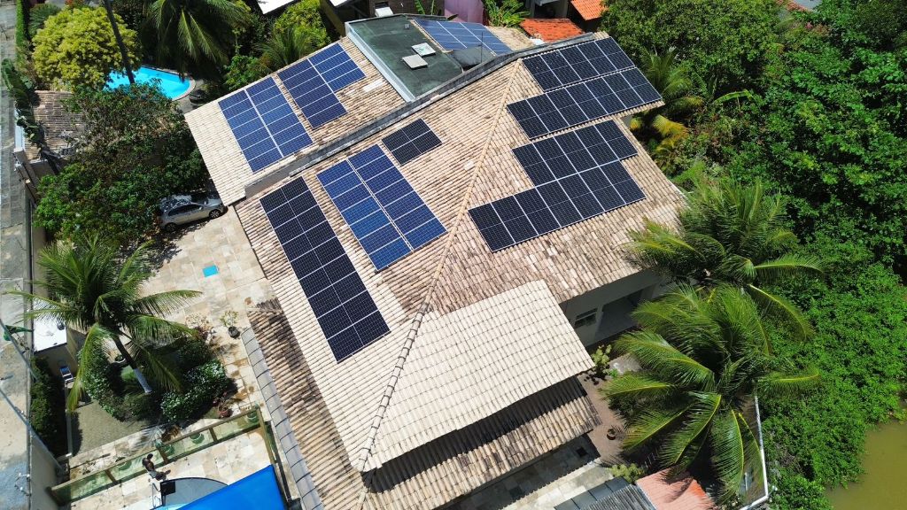 EcoSolar — Sistema solar residencial com piscina, drone