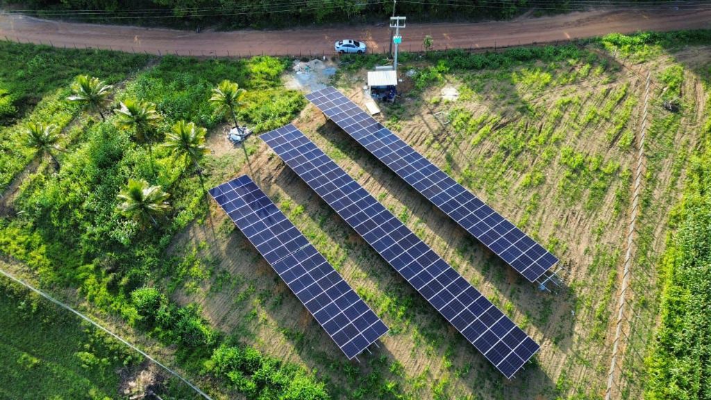 EcoSolar — Usina solar em solo, fileiras de painéis, área rural