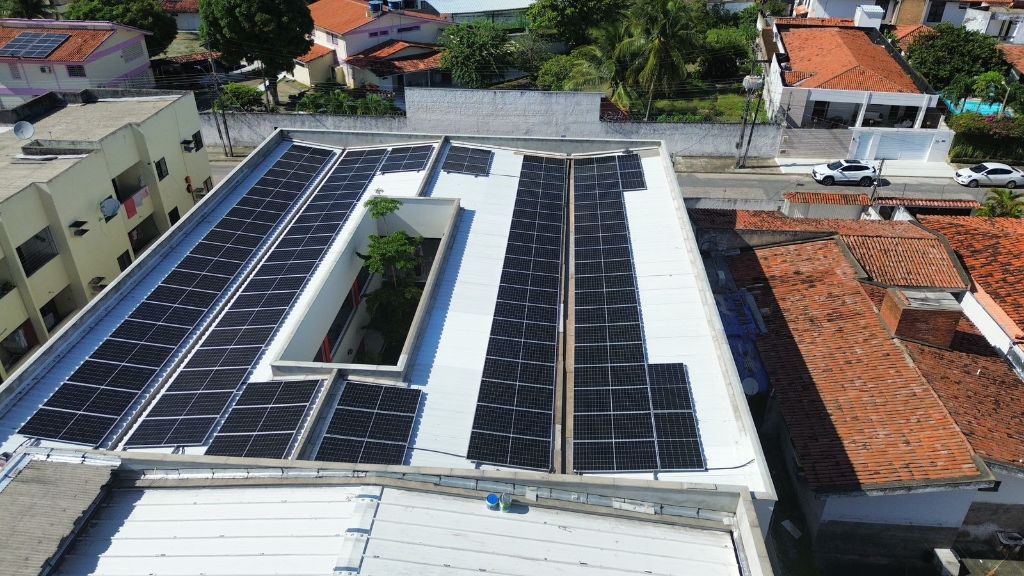 EcoSolar — Instalação em prédio comercial, laje, vista aérea