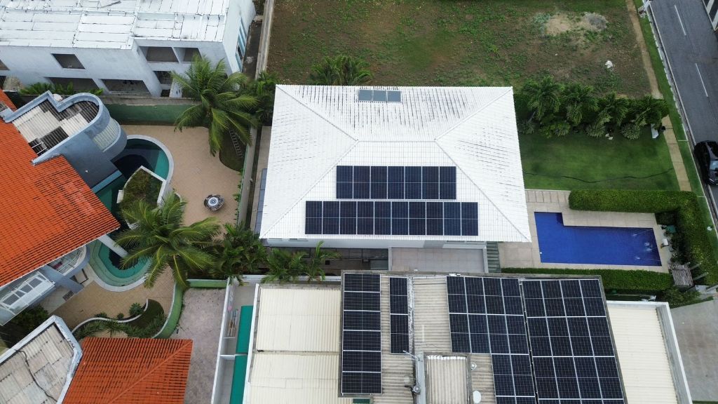 EcoSolar — Residência de alto padrão com painéis solares, telhado branco